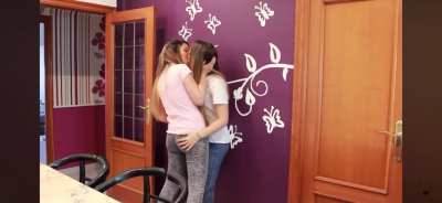YouTubers kissing