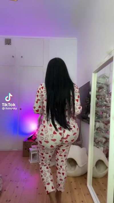 The best walk I&rsquo;ve ever seen 👀 I&rsquo;d follow her for miles if I saw that
