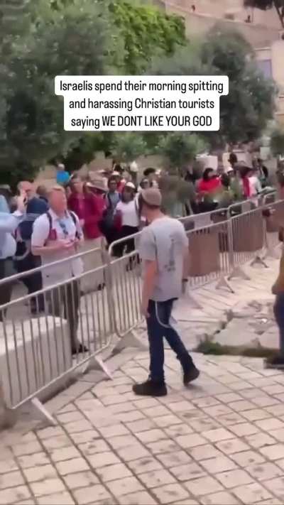 Tourists harassed by settlers while visiting holy sites