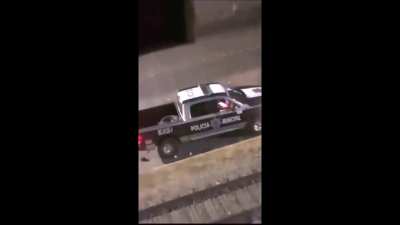 Robber is caught and gets shot with his own airsoft pistol by police officers in Mexico