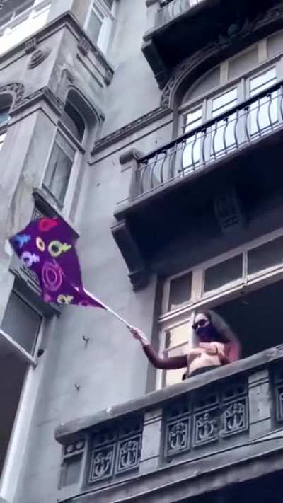 Bir tarafım diyor ki ; Senin memeni a&ccedil;manın kadınlara ne faydası var ? Memeni a&ccedil;tığın zaman kadın katlini durduracak mısın ? Feminizim b&ouml;yle bir şey mi meme a&ccedil;arak mı kadın haklarını savunacaksınız .Diğer tarafımda diyor ki ; MEMEĞĞ !!