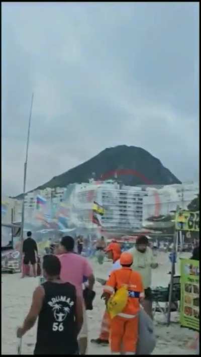 Hinchas de Fluminense le dan la bienvenida a los hinchas de Boke en las playas de Río.