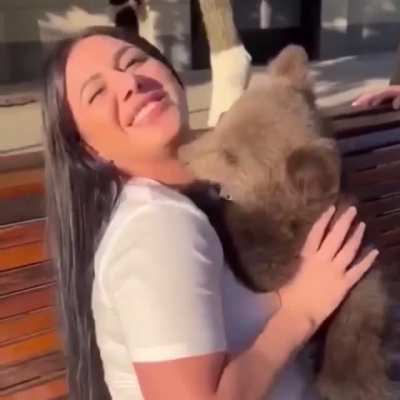 &ldquo;Sweet&rdquo; baby bear kiss