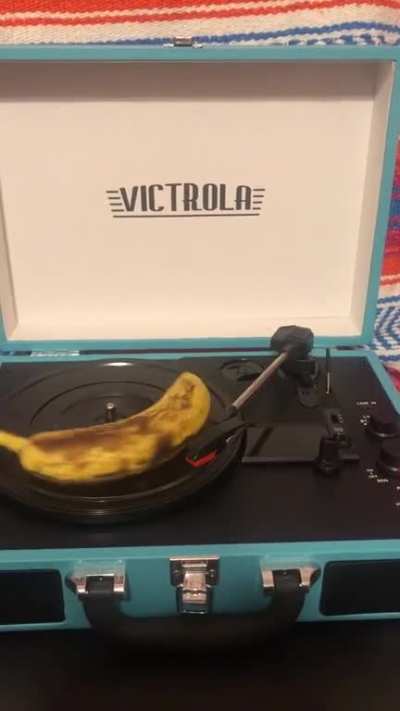Gave my rare pressing of Andy Warhol&rsquo;s coveted Underground record, a sunday morning spin on a Vicrosby. This grail doubled as a fine smoothie afterwards. Get you a grail that can do both.