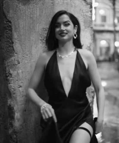 Ana behind the scenes of "No Time to Die"