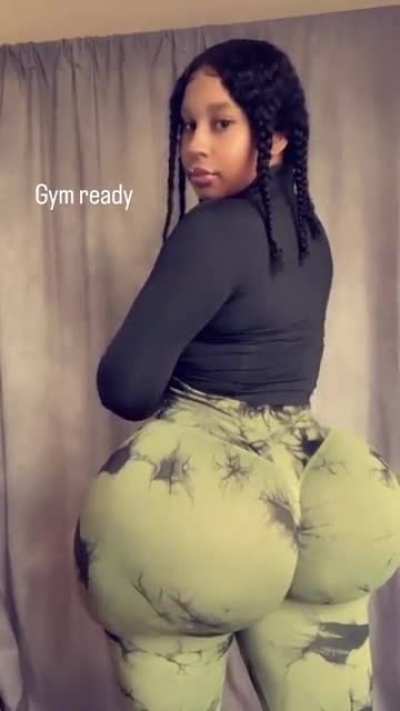 Fattest ass in the world 🍑&hearts;️😵