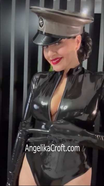 Enchantment, magnetism, shininess. It's all about the beauty of black latex. 🥰