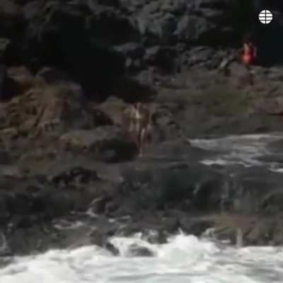 Imprudencias en el mar: nueve ba&ntilde;istas son arrollados por una ola en G&aacute;ldar