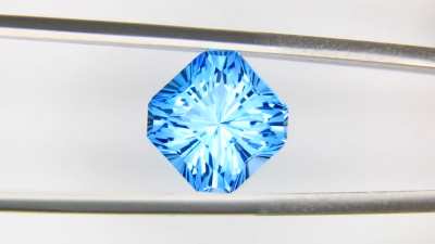 Mesmerizing blue topaz of 7.40ct that I recently added to the collection !!!