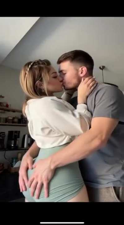 elayın malum fotoğrafına öpüşme videosu yaptım ai