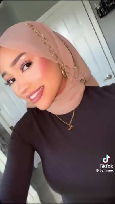 see the resemblance now with her sister,she looked her doppelg&auml;nger,imagine layla losing some face fat,she will the baddest coded of all baddies