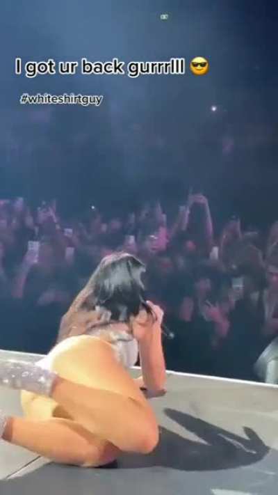 Dua Lipa HARİKA BİR A&Ccedil;I HARİKA