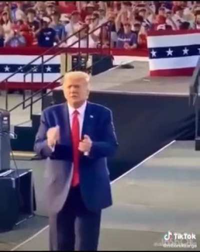 Trump caught vibing to some Chaoui Gasba music hehe 🕺😁