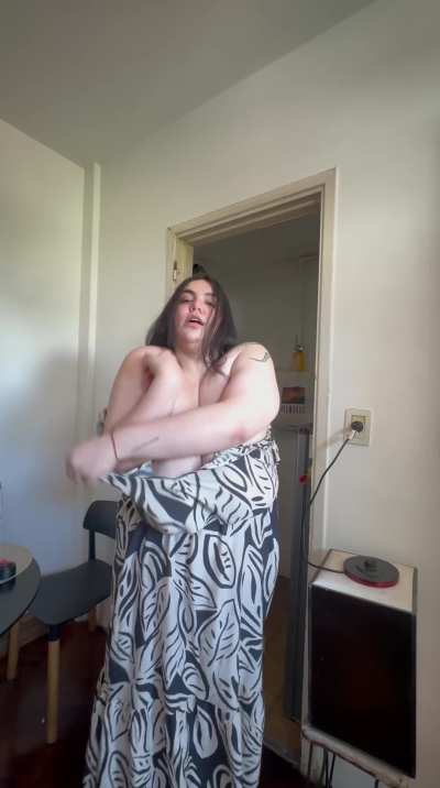 Drop a "Yes" if you'd ever date a girl big as me