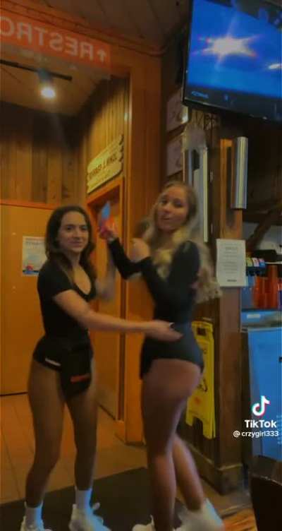 Hooters girls