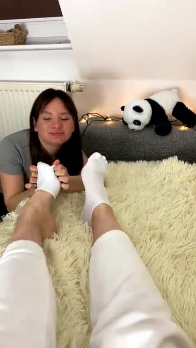 College girls enjoy foot worship