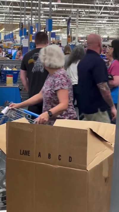 Lady with her baby prey on people’s sympathy to buy her groceries then return to get cash refund from store