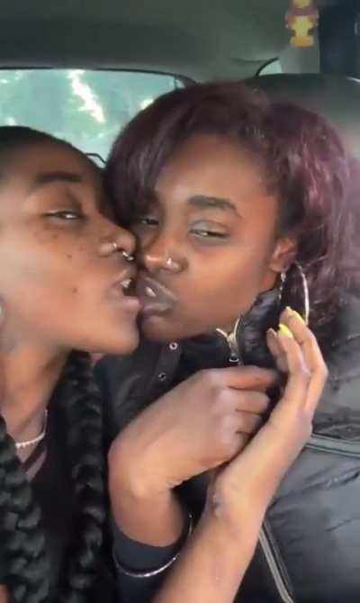 Kissing Cuzins 👩🏾&zwj;❤️&zwj;💋&zwj;👩🏿