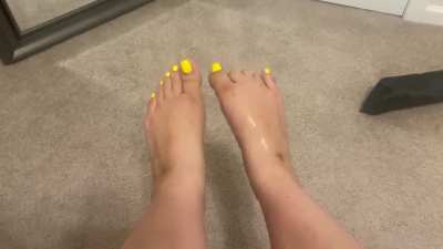 Yellow glistening toes 💛💦