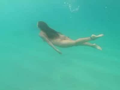 Would you go skinny dipping with me?😜