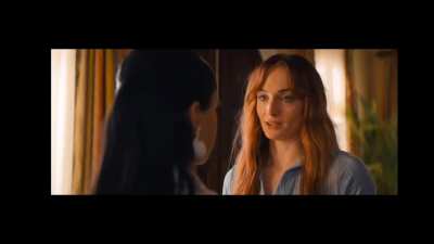Sophie Turner navel exposed (watch till the end)