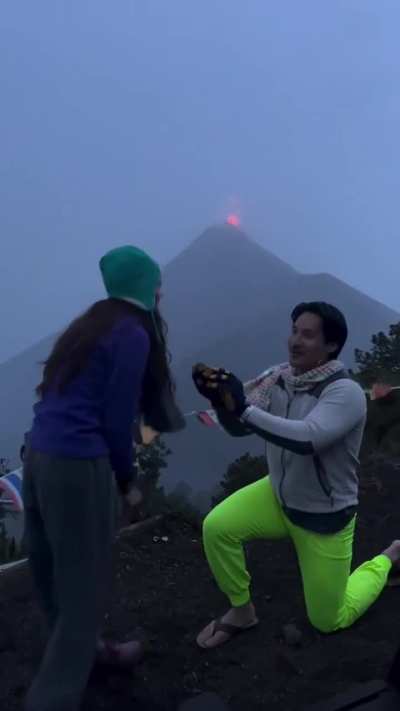 He chose the perfect moment to propose on Volc&aacute;n Acatenango, with Volc&aacute;n de Fuego erupting in the distance.