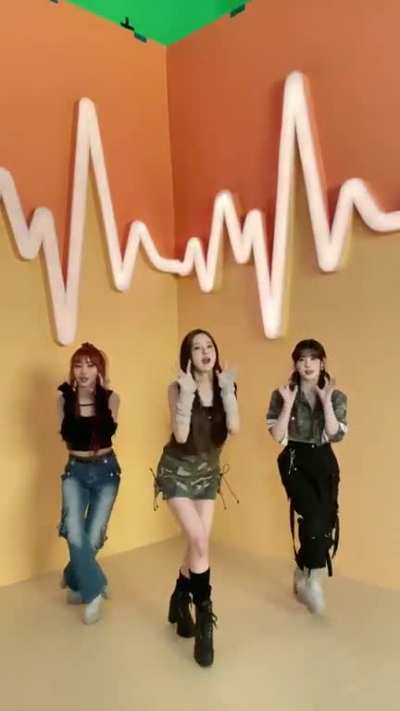 [230411] Yujin, Chaehyun &amp;amp; Youngeun TikTok update: I&rsquo;m so Giddy 😻 and you?#Giddychallenge [LOVESTRUCK!]
