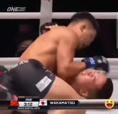 日中泰拳赛上，中国选手被日本选手压在地上打🤣