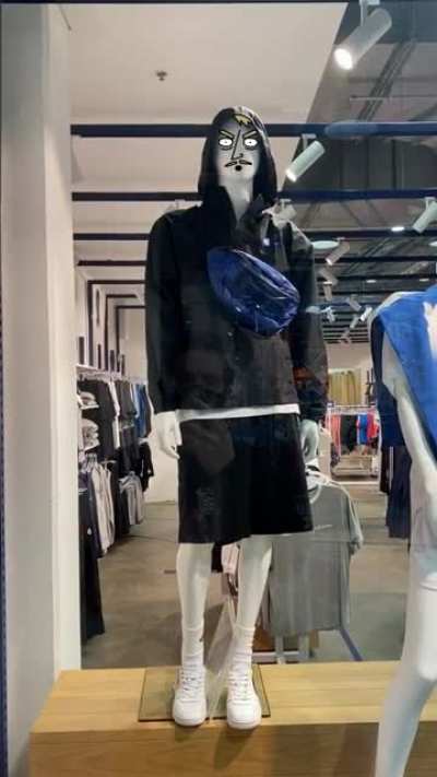 Mannequin doesn&rsquo;t like to be looked at