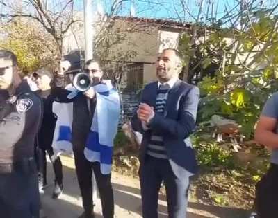 Jerusalem city council member with his megaphone &amp; with Israeli police escort is back again to Palestinian neighborhood in East Jerusalem calling for a 2nd Nakba = Ethnic cleansing. Referring to the ethnic cleansing of 75% of Palestinian population in 194