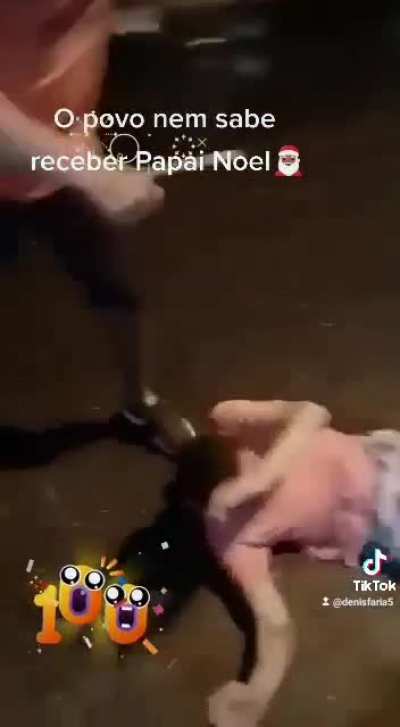 Povo recebendo o Papai Noel