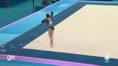 Julia Soares no solo ao som de Ra&ccedil;a Negra
