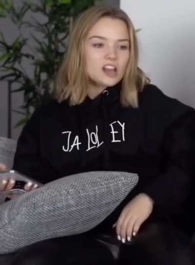 Aus dem Video: &bdquo;was Julia Beautx heimlich macht&ldquo; von Simon Will