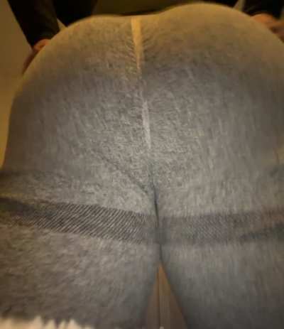 How&rsquo;s my yoga short? [m]