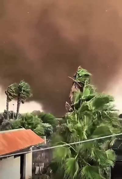 Strong tornado this morning in Marsala, Sicily, Italy (vid&eacute;o from Facebook page "Tornado in Italia")