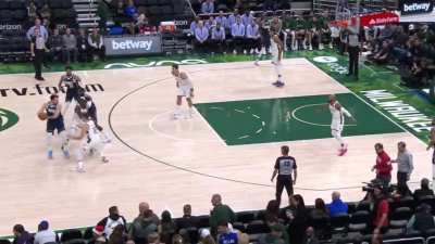 [Highlight] From the start of the 3Q last night: Luka likes playing w/ Christian Wood, Kidd bemoans the defense. This possession shows what both of them are talking about.