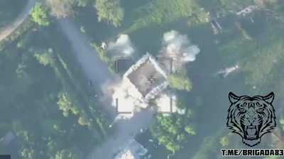 Russian Krasnopol strike on a building with UAF positions near Chaikivka. 50.323021, 37.166500