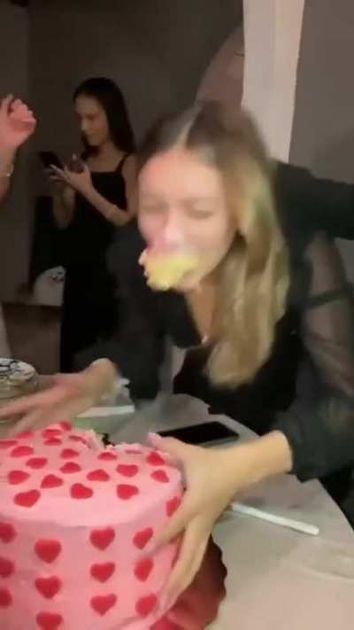 El cuy s&oacute;lo quer&iacute;a su pastel :(