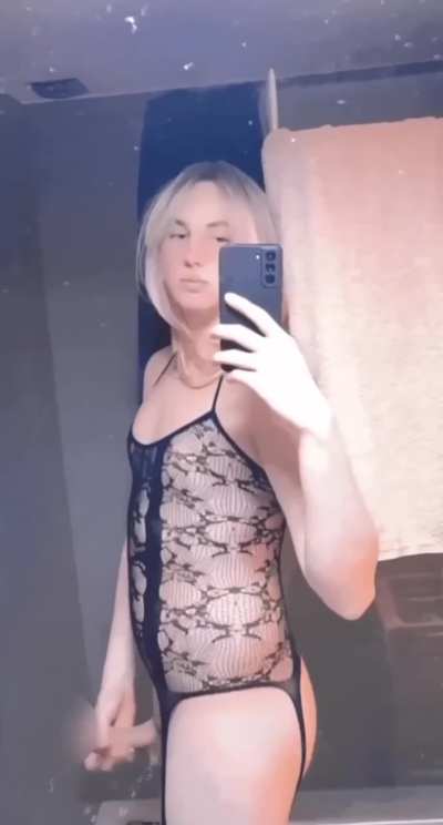 Arrow up if you're into trans and i'll send nudes