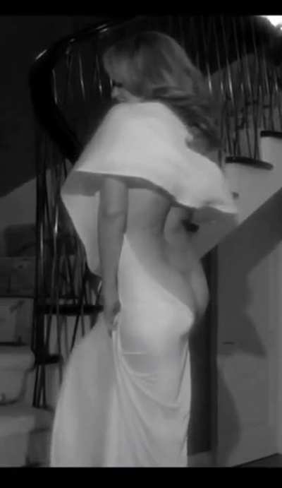 Kylie minogue shows off her booty