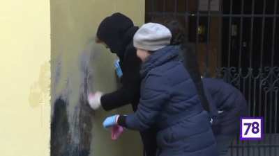 Просто лучшие! Петербуржцы отмыли закрашенный коммунальщиками портрет Достоевского!