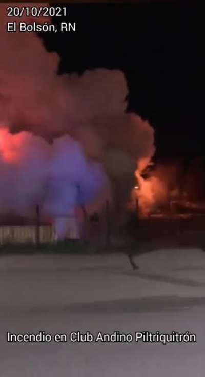 Terroristas seudo mapuches apoyados por el gobierno, incendiaron el Club Andino Piltriquitrón en El Bolsón, Río Negro. Dejaron mensaje 