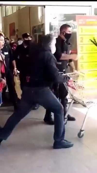Crazy Chilean Karen kicks shopping cart, gets hit back.