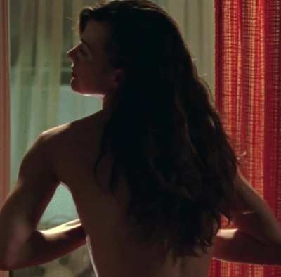 Milla Jovovich's diamondlike plots in Stone (HD, cropped for mobile)