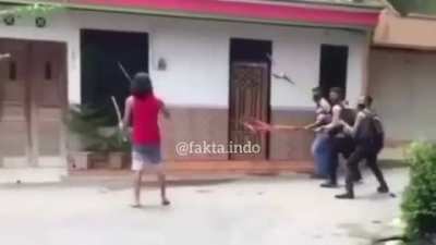 Indonesian police tried to capture a sword wielding mentally-challenged man