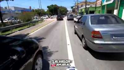 Qual &eacute; a opini&atilde;o de voc&ecirc;s sobre empinar moto?