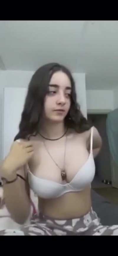 Utangaç türk liseli memelerini gösteriyor (Cringe)