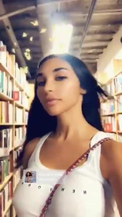 No bra 😳