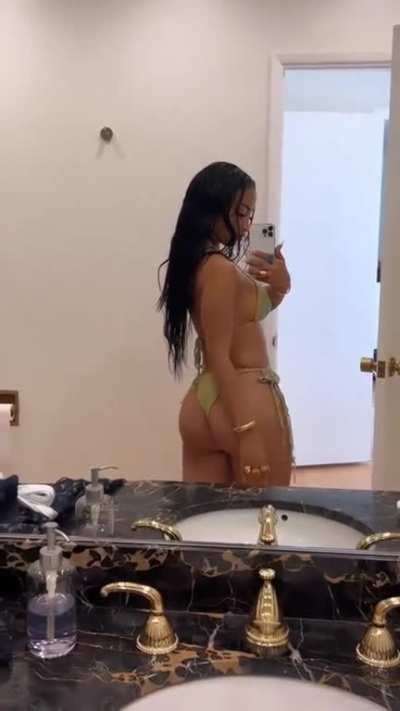 shenseea bikini mirror