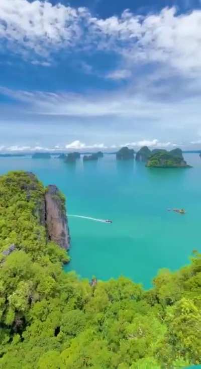 Hong Island, Thailand 🇹🇭 Hong Island, also known as Koh Hong, is located in the province Krabi, in the South of Thailand. The island is known for its impressive limestone formations and for that, it&rsquo;s certainly one of the most beautiful places in Thailand